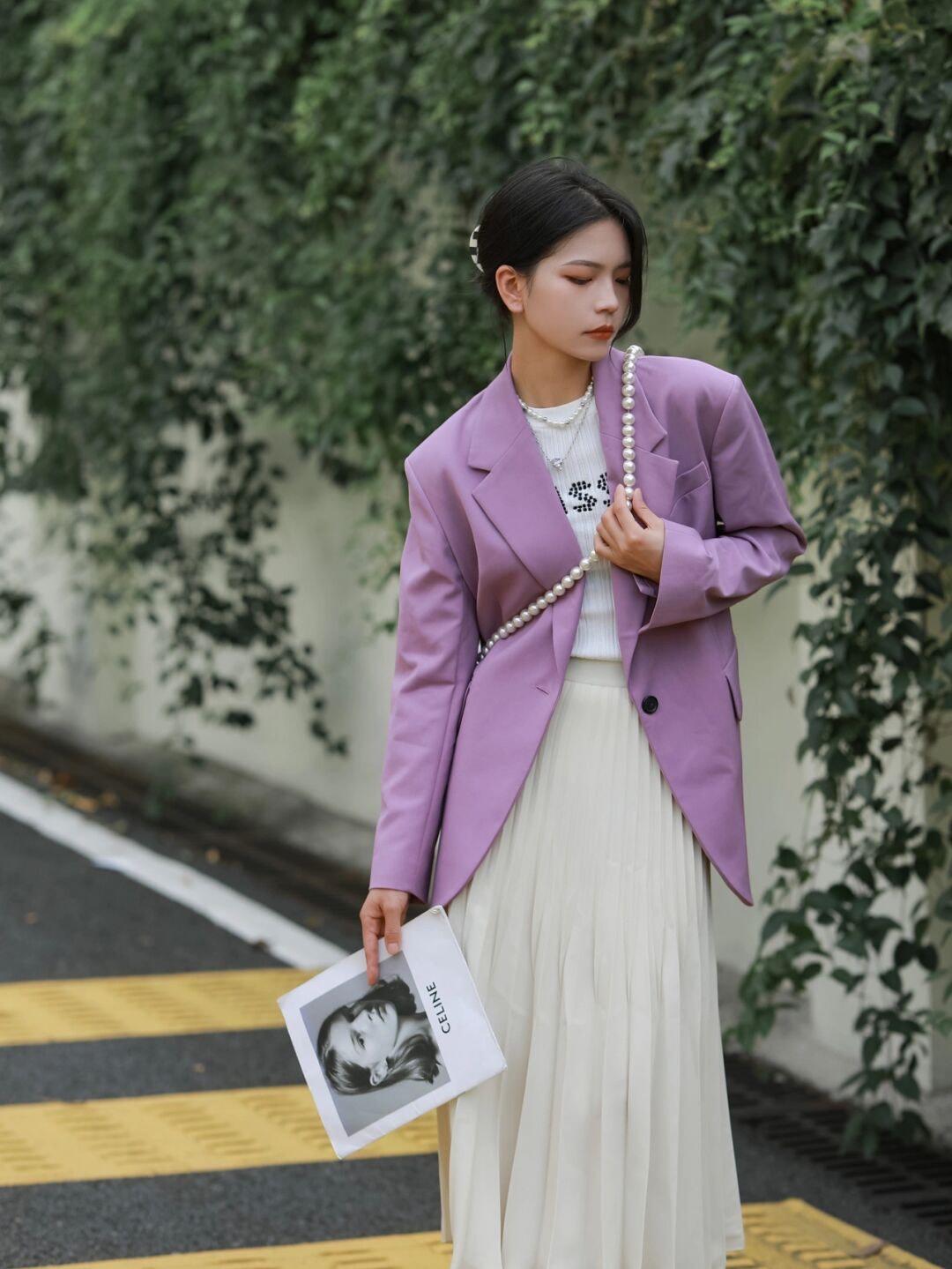 西装外套|秋冬怎么穿时尚又好看,紫色西装外套+米色百褶裙,清新又自然
