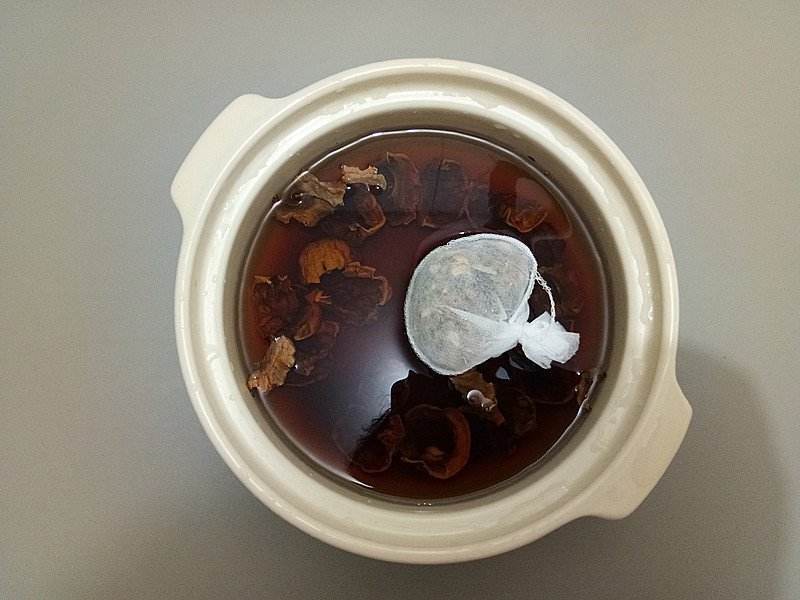 核桃壳|吃核桃都把核桃壳扔了大错特错！缓解咽炎效果好，别再扔了！