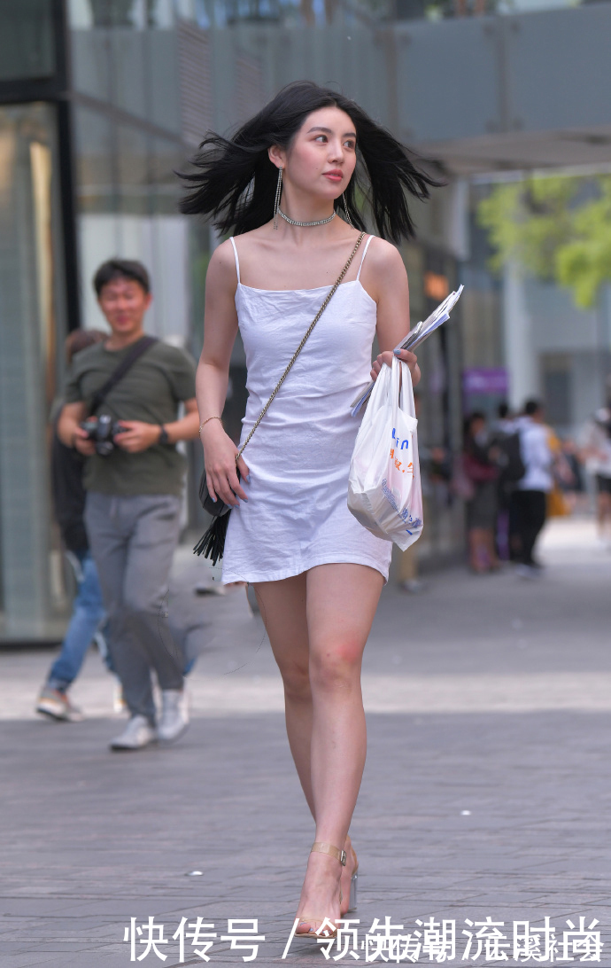 白嫩 白嫩而可人的小姐姐,穿“简单”的吊带连衣裙,美得精致!