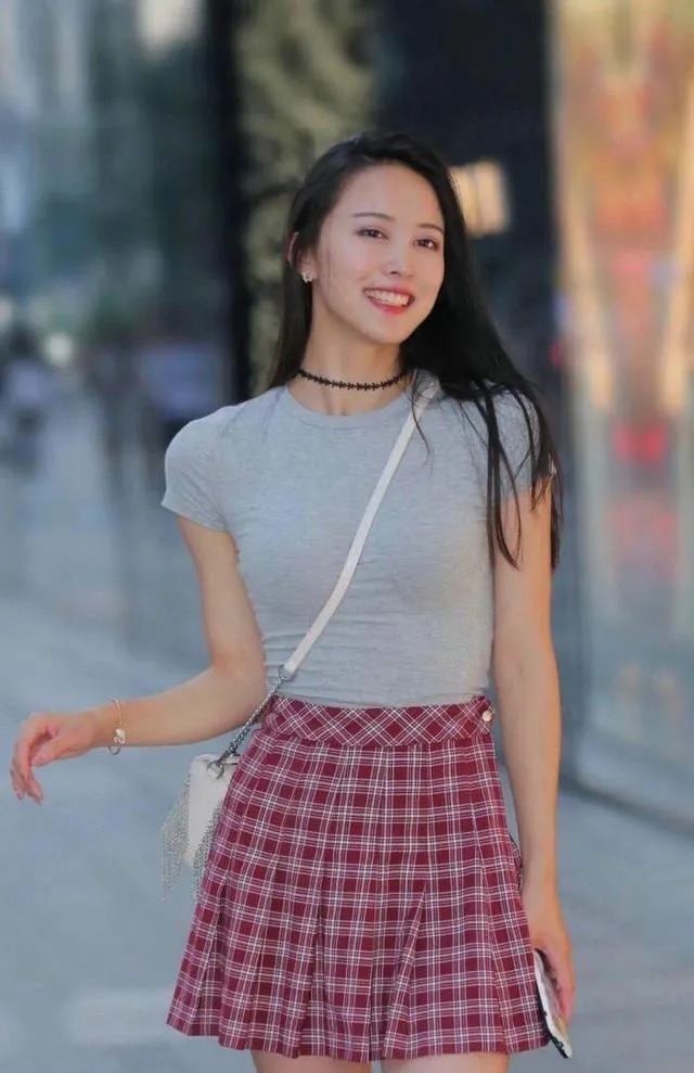 格子短裙 美女穿灰色上衣搭配格子短裙,休闲质感扑面