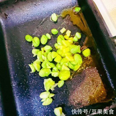 夏日|两块钱搞定一道家常美食#夏日开胃餐#清蒸鲫鱼鲜红汁