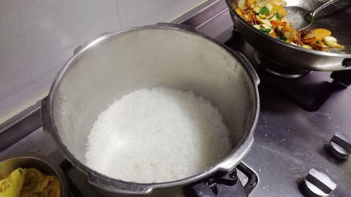 米饭|隔夜米饭到底能不能吃?为了家人的健康,看完可要当心了