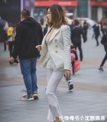 西装外套 白色西装外套内搭蕾丝,气质满满,显得帅气又迷人