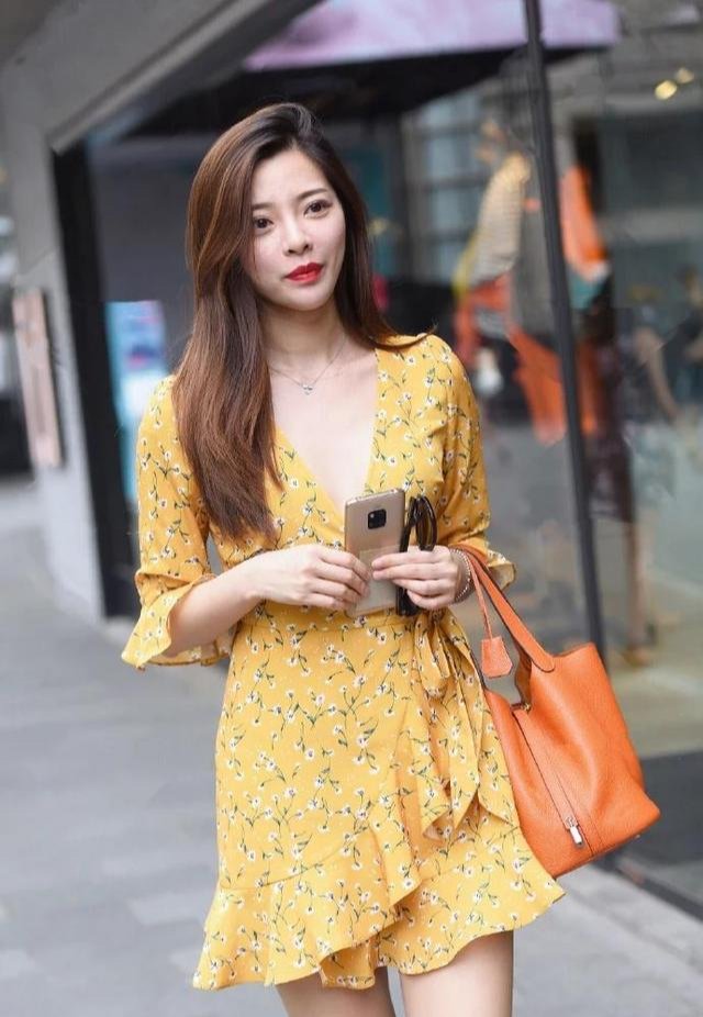 可甜可盐的修身连衣裙，夏日必不可少，时尚又优雅，谁穿谁美