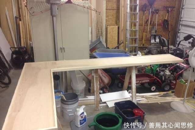 制作|直击男子五年攒下2530个瓶盖,制作了一个别致的吧台