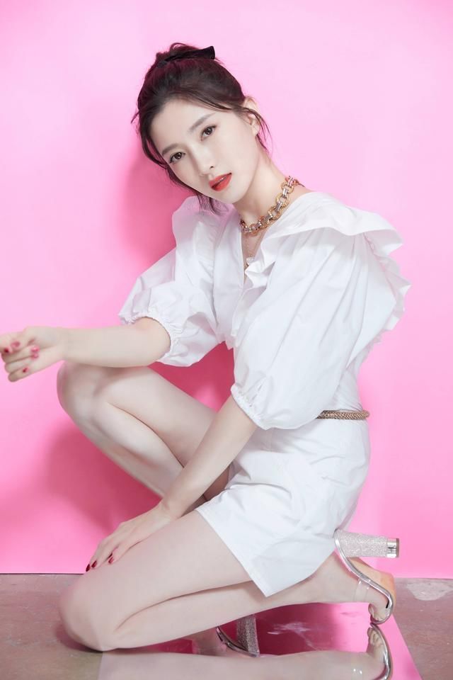 小江|来了来了她来了,曹皇后也来直播间了,气质小江总女神范十足