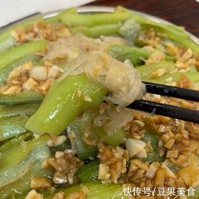 家常|人气家常下饭菜蒜蓉粉丝蒸丝瓜，一秒征服家人的胃