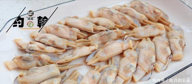 12块钱买500克蛏子,简单一蒸5分钟就上桌,肉质鲜美,吃着很过瘾