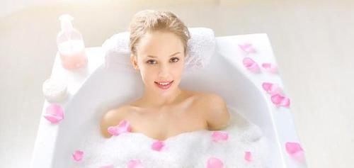 忍不住|不論男女，洗澡時，4件事最好克制，忍不住的人，身體遲早會受傷