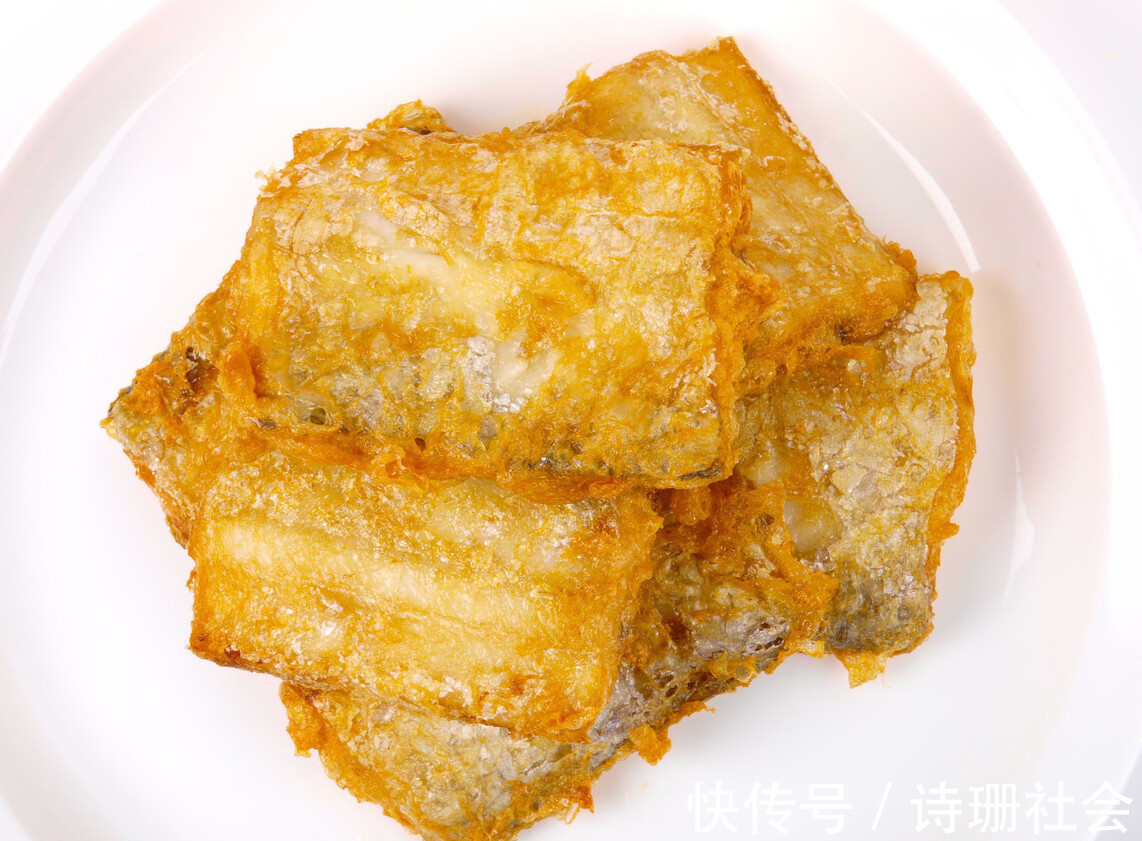 泡打粉|炸带鱼,裹面粉还是淀粉?教你一招,带鱼外酥里嫩,凉了不回软