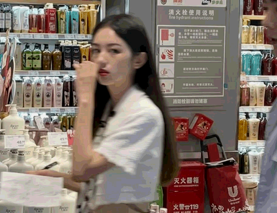 小花|周也和丁真购物被偶遇，当她离开十级美颜，才知这届小花颜值多高
