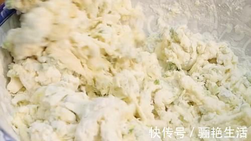 面团|面粉不要蒸馒头了,加一把小葱进去,一次做18个,家人都爱吃