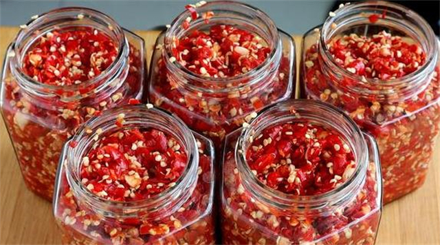 做剁椒酱的季节到了,20年秘制配方告诉你,又香又辣,拌啥都好吃