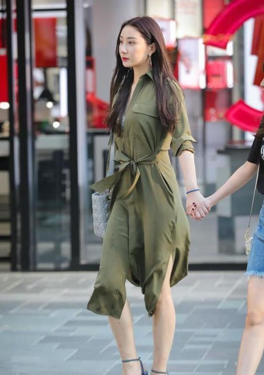 长发披肩|美女穿蓝色一字肩连衣裙,扎着高高的马尾,简洁显靓丽