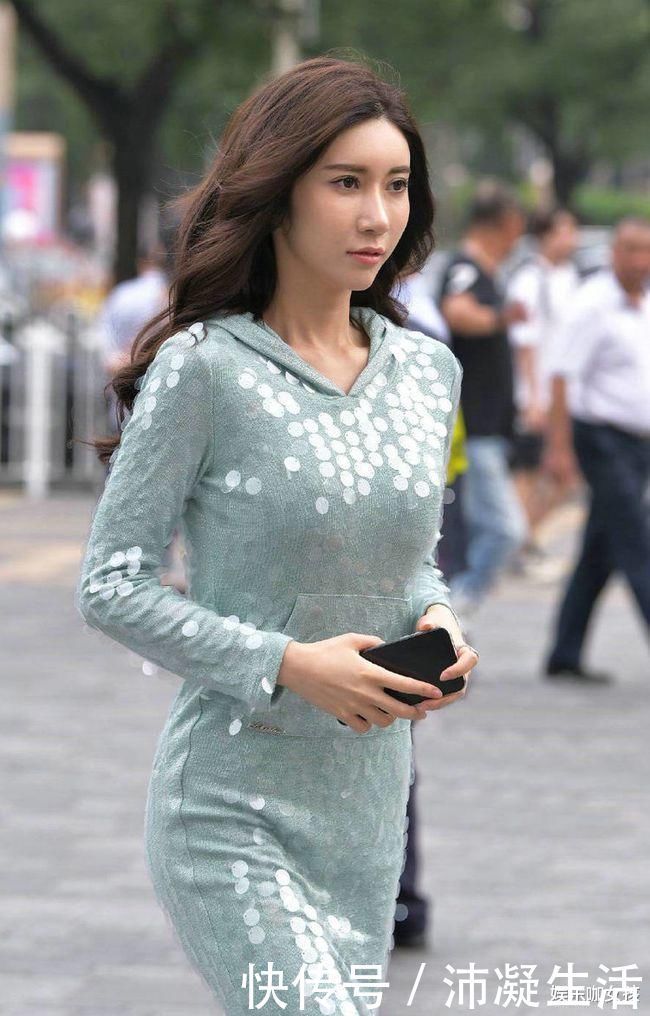 亮片连衣裙|街拍美女：亮片连衣裙搭配高跟凉鞋，让美女成为街头最耀眼的明星