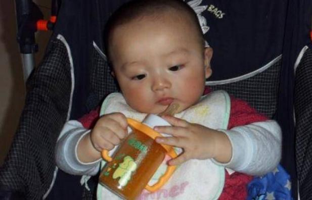 鲜牛奶|8个月孩子肠坏死,原因竟是吃错辅食,这3种食物尽量别给娃吃