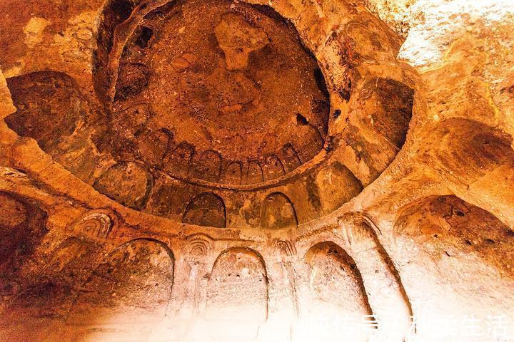 山洞|巴米扬山洞里发现了千年前的油画，油画残破，内容已经没人知道了