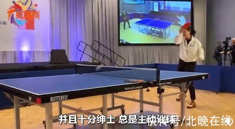 球技|刘国梁穿西装与美乒协主席切磋球技：十分绅士！总是主动让球