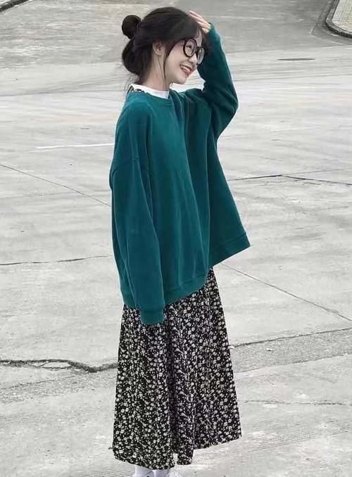 “卫衣＋碎花裙”＝今年春天最火混搭，时髦减龄显气质！