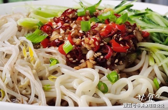 煮面条最忌水开下锅，面馆老板教我煮面小技巧，煮出的面劲道爽滑