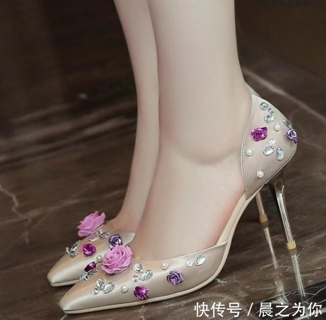高跟鞋 穿上尖头细跟鞋,让你的每一步都是那么美丽动人