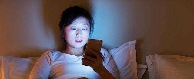 对手机|孕妈能玩手机吗这4种玩手机的方式,可能造成胎儿发育迟缓