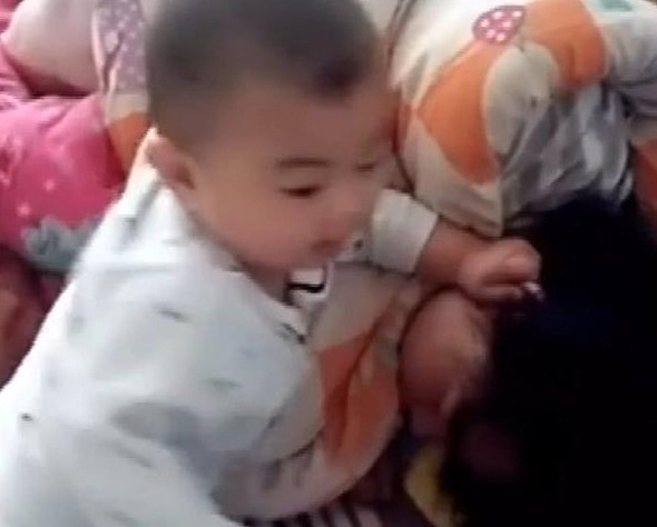 宝妈|自从有了弟弟,两个姐姐每天都是这样起床,宝妈每看一次都会笑喷