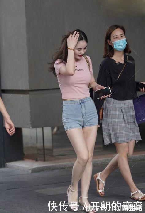 搭配 牛仔短裤休闲舒适，搭配减龄的藕荷色T恤，简单雅致又显少女感