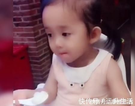 萌娃|萌娃吃饭逗笑一家人,看看你家有同款没,网友:吃货一枚。