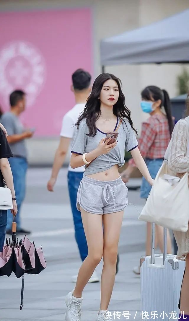 裹脚布 灰色性感上衣搭配灰色经典短裤,想要穿好,首先就要选对颜色