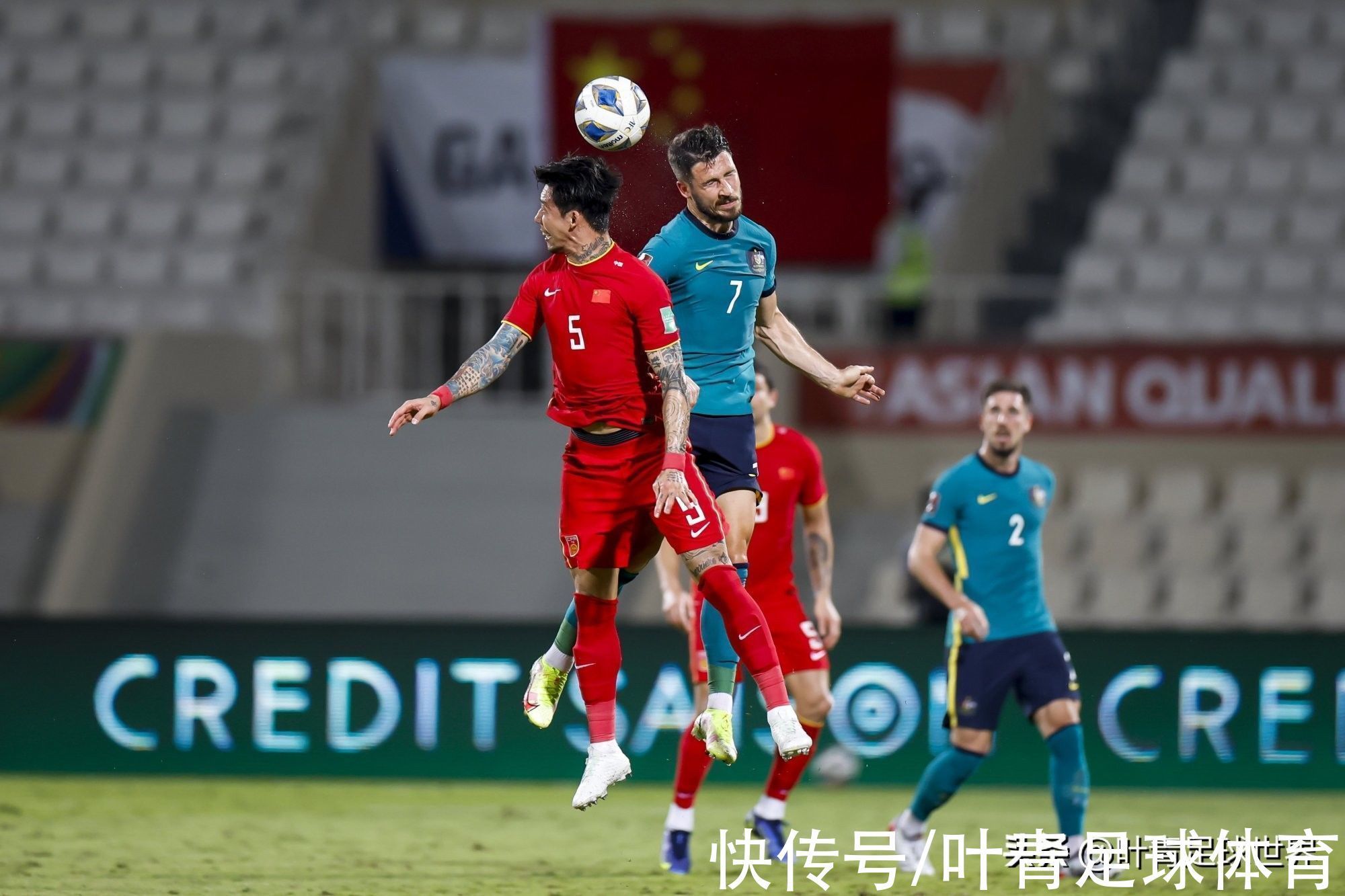 武磊|射门6-3!国足玩命的半场:3名归化立功,武磊怒吼!球迷笑了