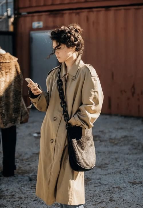 春天，风衣就买这3个“显白色”，高级不说还减龄，照着穿就好