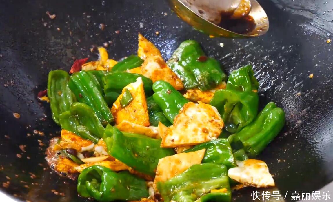  青椒炒荷包蛋家常做法，焦香美味简单快捷，营养开胃又下饭