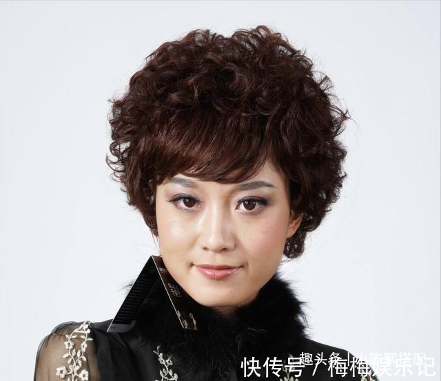 烫发 女人如果还没到60岁,这3款“大妈发型”尽量别留,会显老很多