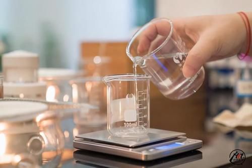 自制化妆水方法，简单材料轻松制作天然化妆水