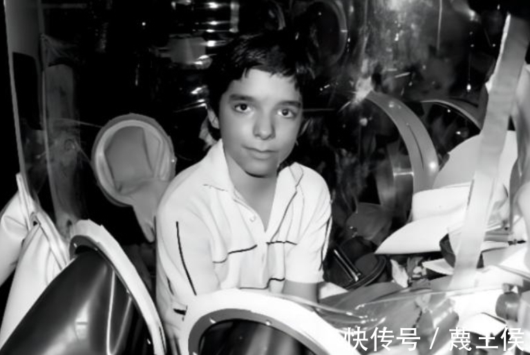 手术|12岁才走出隔离罩的“泡泡男孩”,在死亡前第一次触摸到了妈妈