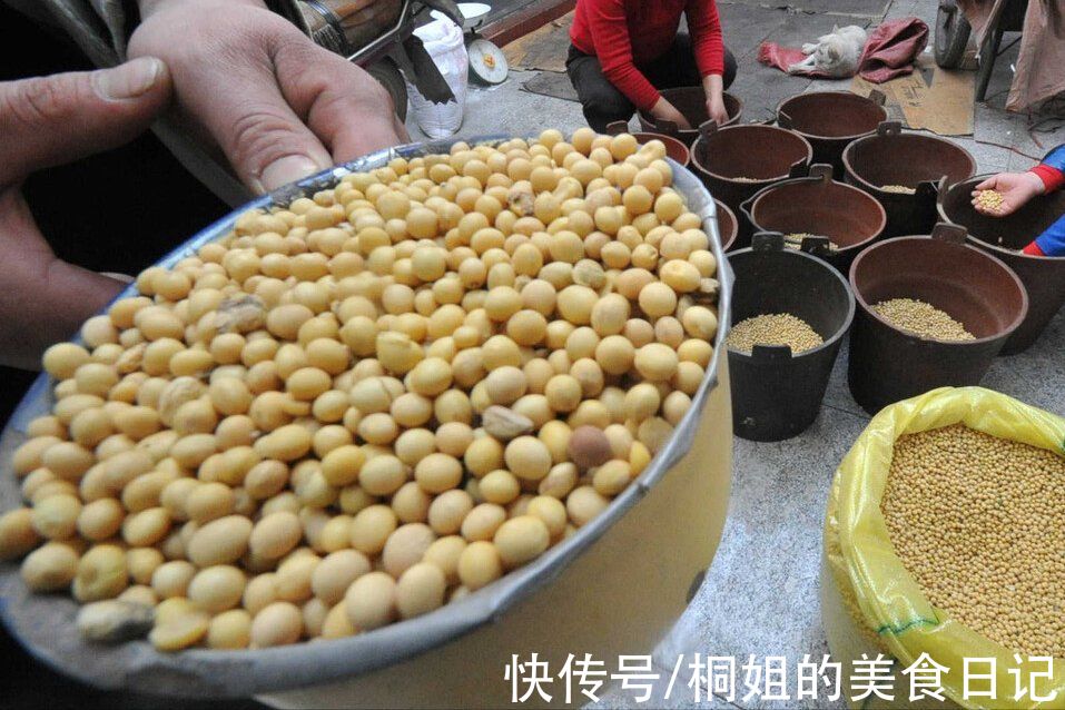 冬天馋豆腐,用不着出门买,一把黄豆一勺白醋,自己在家就能做