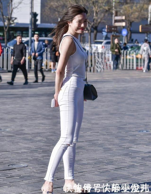 穿搭靓丽的她一身白色的搭配,表现出气质不凡的美