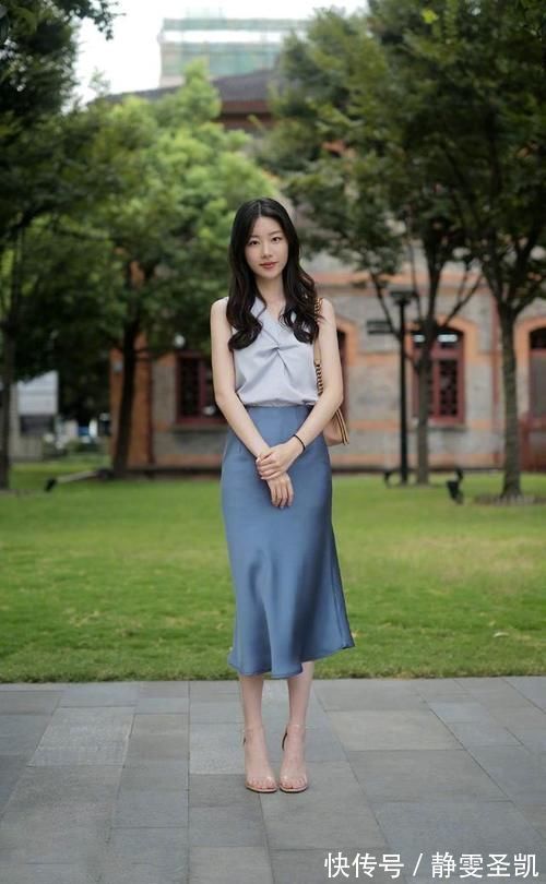 路人|路人街拍,魅力十足的V领设计,很是惊艳