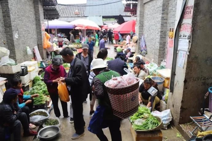  丽江人|巧手！丽江手艺人忠义市场卖手工蓝子22年……