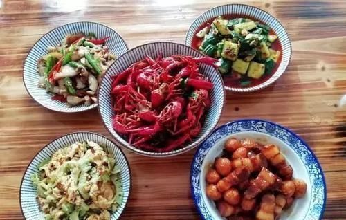 老同学来家里做客,做了5道家常菜,成本不到80元,大家都吃嗨了