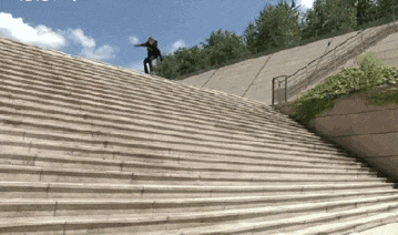 |搞笑GIF：女孩出门一定要注意 别被人偷走东西了都不知道