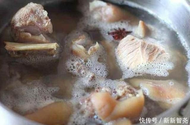 炖肉产生的浮沫需要撇去吗很多人搞错,难怪汤不鲜肉不香