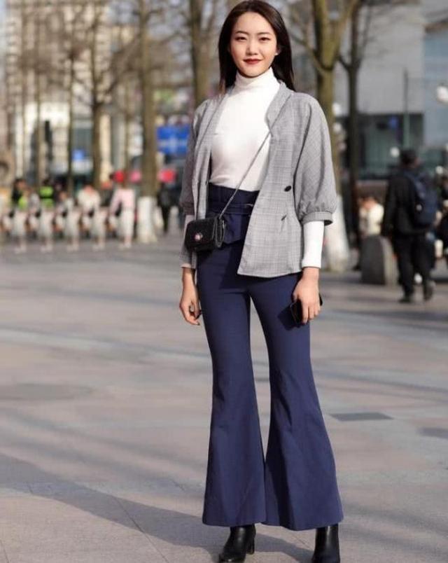 时尚|美女街拍:加绒的皮衣搭配黑色修身长裤,高贵冷艳,从容优雅