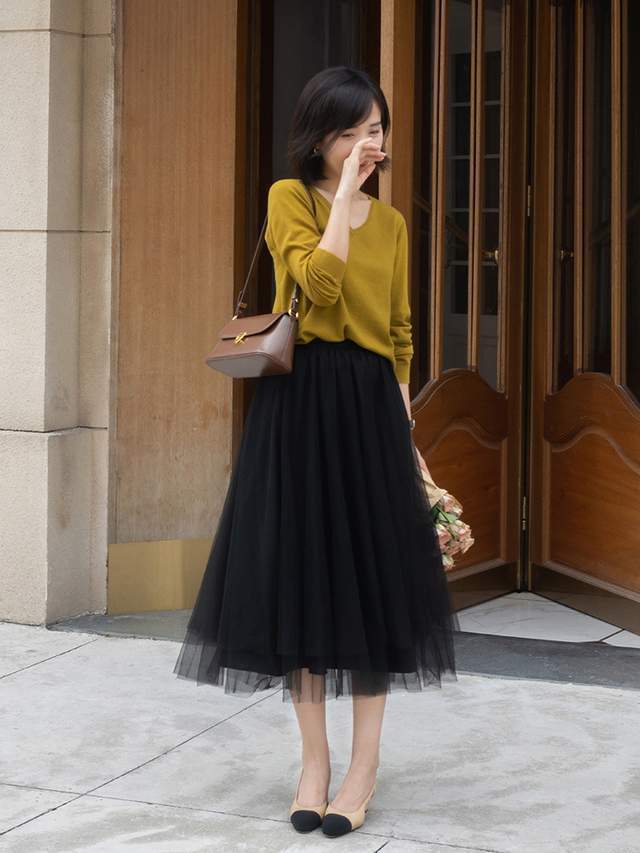 穿搭|35岁的女人怎么穿才优雅?条纹针织衫配A字网纱半身裙,高级洋气