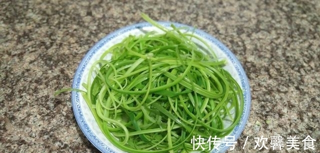 凉菜|凉菜只会拍黄瓜？教你这菜，撕成条就上桌，比黄瓜好吃，过瘾