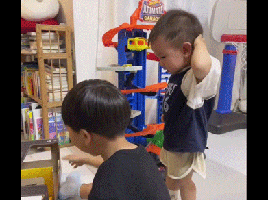 孔融让梨|发糕抢哥哥玩具，抢不过就崩溃大哭！糕妈：这招对我没用