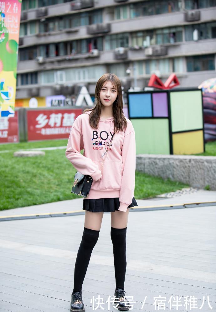 小姐姐选择了精致的妆容,让自己看起来更显俏美