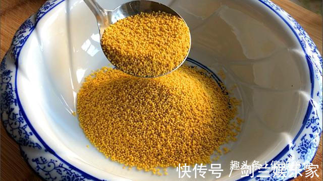 熬小米粥时,有人加油、有人加碱都不对!教你正确做法,太香了