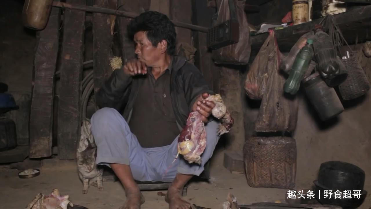 尼泊尔山区穷家吃鸡肉,打着手电筒炒菜,鸡肠不洗直接挤掉鸡粪